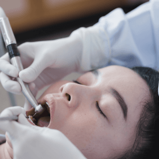 여의도 치과 진료실에서 자주보는
치아가 시린 이유 2) 치경부 파절